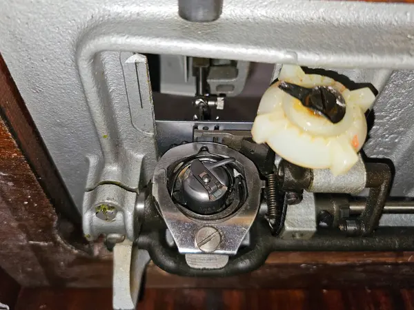 Dikiş makinesinden bir mekik. Bir dikiş makinesinin iç mekanizması. Eski dikiş makinesi.