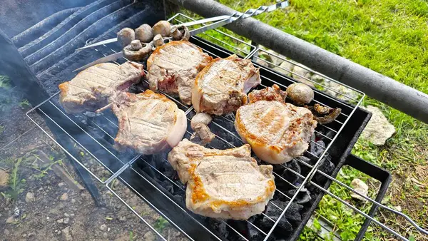 Domuz bifteği. Izgara et. Barbekü. Kömürlü et. Izgara mantar..