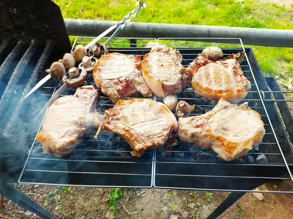 Domuz bifteği. Izgara et. Barbekü. Kömürlü et. Izgara mantar..