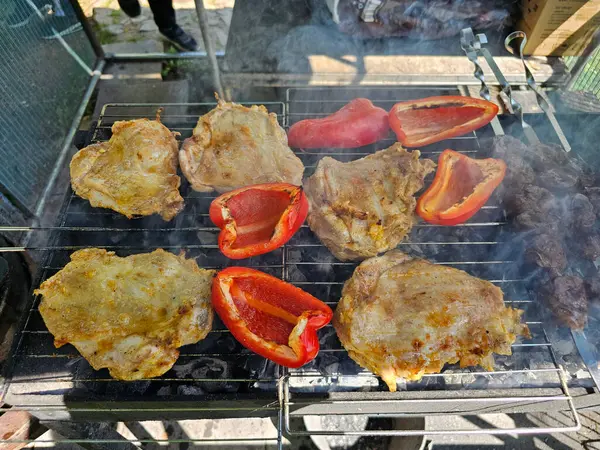 Izgara tavuk. Kızarmış et ve sebze. Tavuk şiş kebap. Kömürde et.