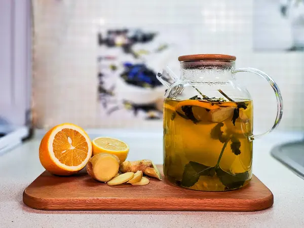 Portakallı, limonlu, zencefilli ve naneli çay. Sağlıklı, lezzetli vitamin çayı..