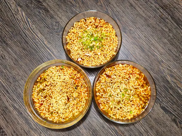 Kasede erişte çorbası, üç porsiyon. Öğle yemeği için ilk yemek..