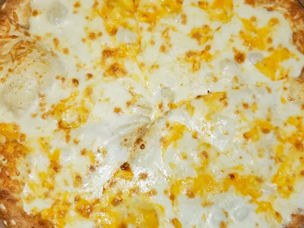 Yakın plan peynirli pizza, bir sürü erimiş peynir ve kızarmış ekmek..