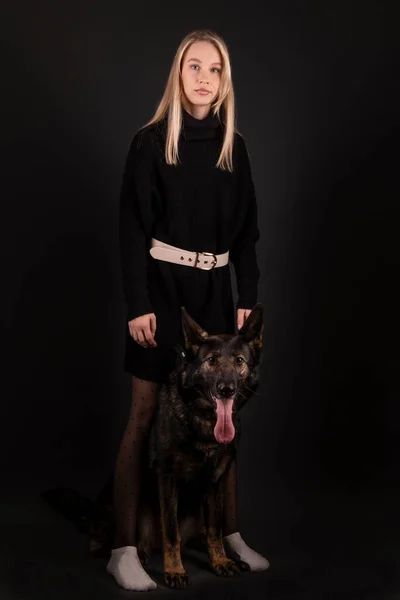 Junge Frau Mit Schäferhund — Stockfoto