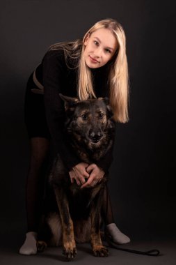 Alman çoban köpeği olan genç bir kadın.