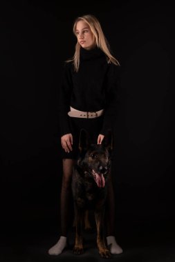 Alman çoban köpeği olan genç bir kadın.