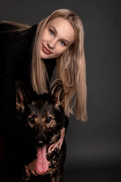 Ung Kvinna Med Tysk Herdehund — Stockfoto