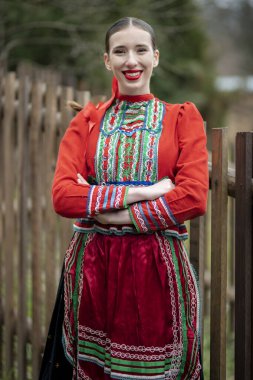 Geleneksel elbiseli, güzel, Slovak kadın. Slovakça folklor