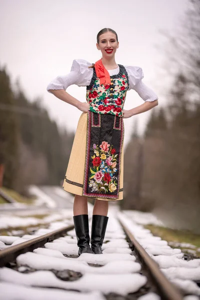 Joven Mujer Eslovaca Hermosa Vestido Tradicional Folclore Eslovaco — Foto de Stock