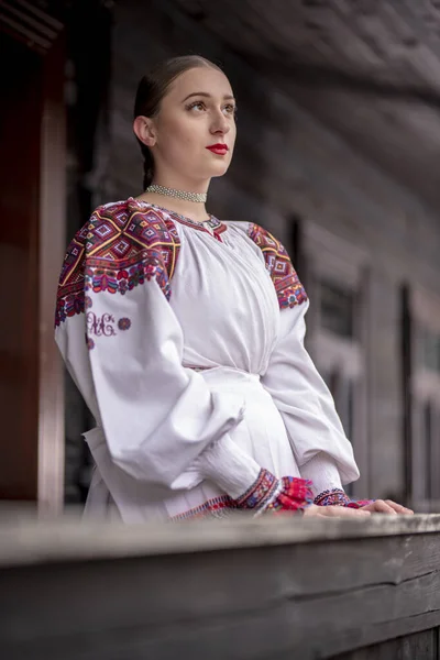 Jovem Bela Mulher Eslovaca Vestido Tradicional Folclore Eslovaco — Fotografia de Stock