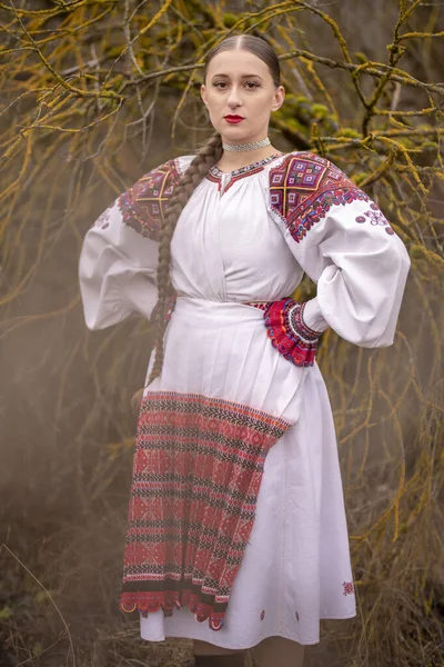 Ung Vacker Slogan Kvinna Traditionell Klänning Slovakiska Folklore — Stockfoto