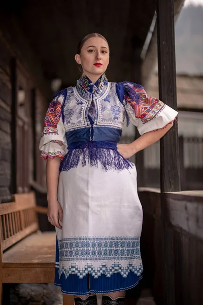 Ung Vacker Slogan Kvinna Traditionell Klänning Slovakiska Folklore — Stockfoto