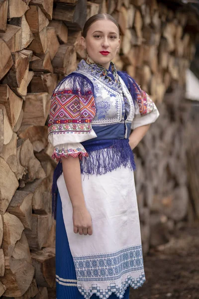 Geleneksel Elbiseli Güzel Slovak Kadın Slovakça Folklor — Stok fotoğraf