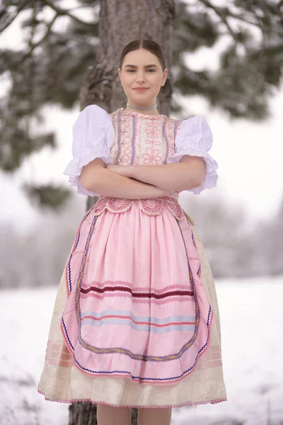 Ung Vacker Slogan Kvinna Traditionell Kostym Slovakiska Folklore — Stockfoto