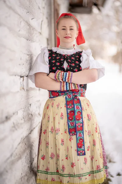 Belle Petite Fille Avec Costume Slovaque Traditionnel — Photo