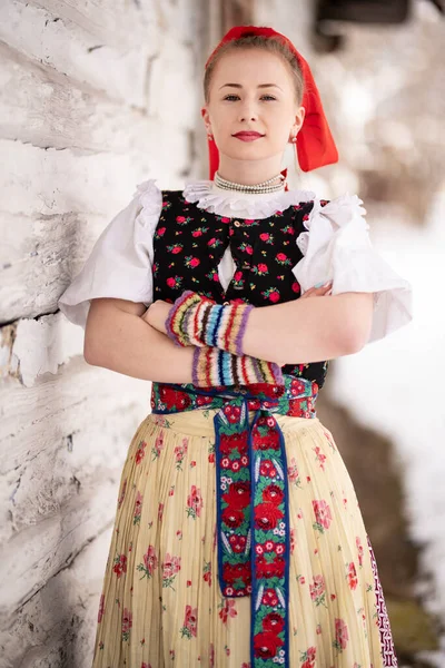 Jonge Vrouw Slovak Folklore Folk Kostuum — Stockfoto