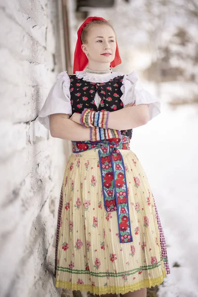 Jeune Jolie Slovaque Vak Fille Robe Traditionnelle Posant Plein Air — Photo