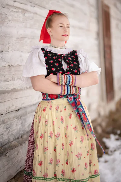 Piękna Dziewczyna Stroju Narodowym Słowackim Folklorze — Zdjęcie stockowe