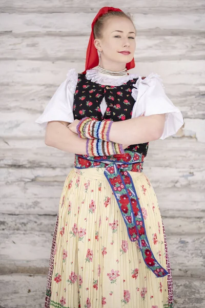 Geleneksel Slovak Vak Kostümlü Güzel Slovak Kadın Slovakya Folkloru — Stok fotoğraf