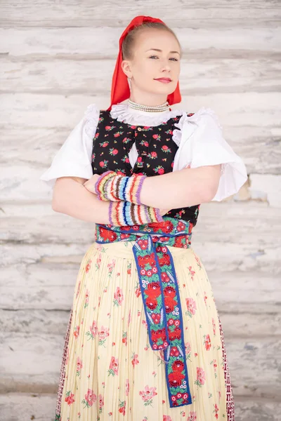 Bela Mulher Traje Eslovaco Tradicional — Fotografia de Stock