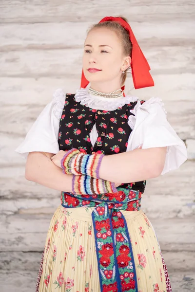 Vacker Ung Slovensk Kvinna Traditionell Kostym Poserar Slovensk Folklore Slovakien — Stockfoto