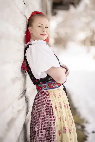 Fiatal Gyönyörű Szlovák Hagyományos Ruhában Slovak Vak — Stock Fotó