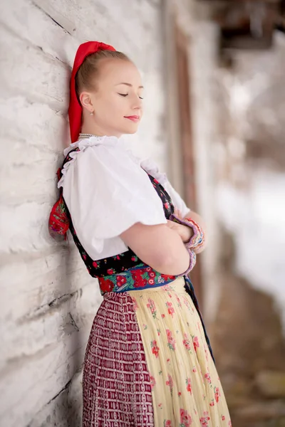 穿着传统服装的年轻漂亮的Vak民俗女孩 — 图库照片