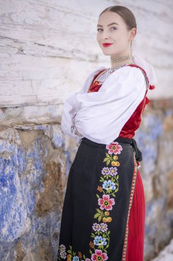 Geleneksel kostümlü, güzel, Slovak kadın. Slovakça folklor
