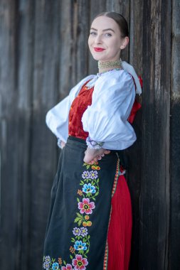 Geleneksel kostümlü, güzel, Slovak kadın. Slovakça folklor