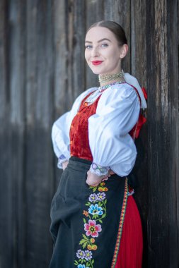 Geleneksel kostümlü, güzel, Slovak kadın. Slovakça folklor