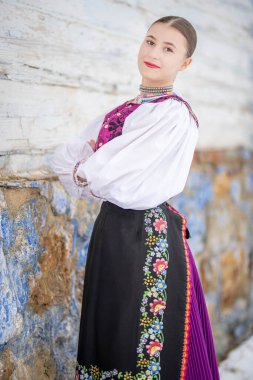 Geleneksel kostümlü, güzel, Slovak kadın. Slovakça folklor