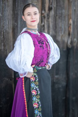 Geleneksel kostümlü, güzel, Slovak kadın. Slovakça folklor