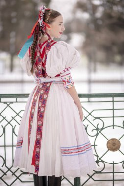 Geleneksel elbiseli, güzel, Slovak kadın. Slovakça folklor