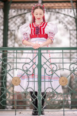 Geleneksel elbiseli, güzel, Slovak kadın. Slovakça folklor