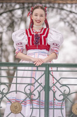 Geleneksel elbiseli, güzel, Slovak kadın. Slovakça folklor