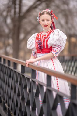 Geleneksel elbiseli, güzel, Slovak kadın. Slovakça folklor