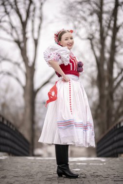 Geleneksel elbiseli, güzel, Slovak kadın. Slovakça folklor