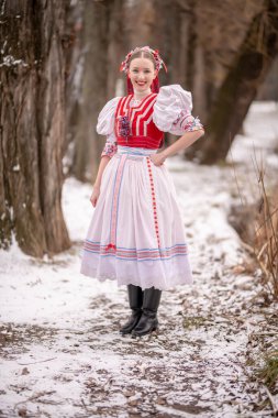 Geleneksel elbiseli, güzel, Slovak kadın. Slovakça folklor