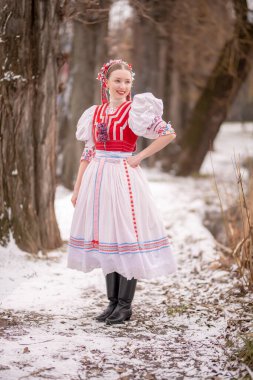 Geleneksel elbiseli, güzel, Slovak kadın. Slovakça folklor