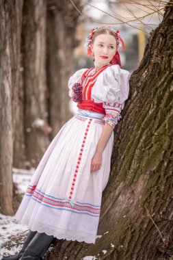 Geleneksel elbiseli, güzel, Slovak kadın. Slovakça folklor