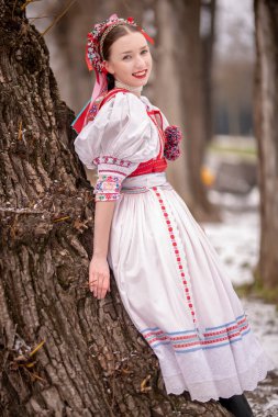 Geleneksel elbiseli, güzel, Slovak kadın. Slovakça folklor