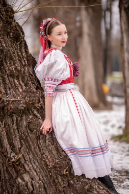 Geleneksel elbiseli, güzel, Slovak kadın. Slovakça folklor