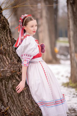 Geleneksel elbiseli, güzel, Slovak kadın. Slovakça folklor