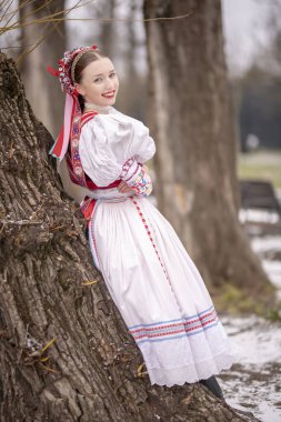 Geleneksel elbiseli, güzel, Slovak kadın. Slovakça folklor