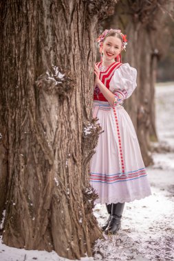 Geleneksel elbiseli, güzel, Slovak kadın. Slovakça folklor