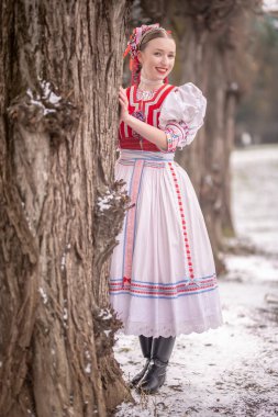Geleneksel elbiseli, güzel, Slovak kadın. Slovakça folklor