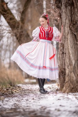 Geleneksel elbiseli, güzel, Slovak kadın. Slovakça folklor