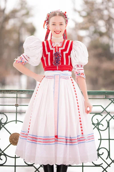 Wanita Muda Yang Cantik Dengan Pakaian Tradisional Cerita Rakyat Slowakia — Stok Foto