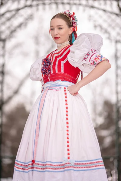 Giovane Bella Donna Slovacca Abito Tradizionale Folclore Slovacco — Foto Stock