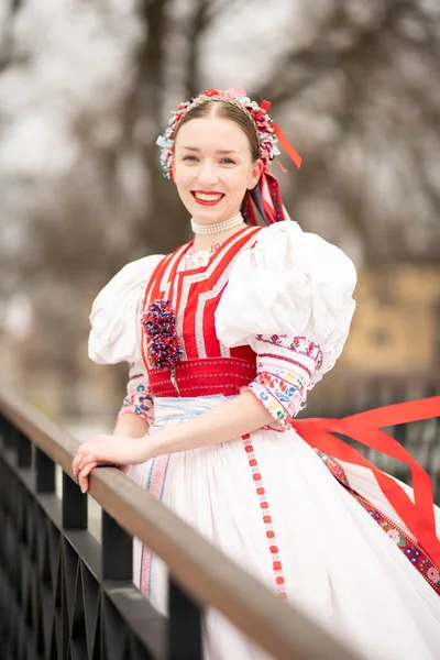 Mladá Krásná Slovenská Žena Tradičních Šatech Slovenský Folklór — Stock fotografie